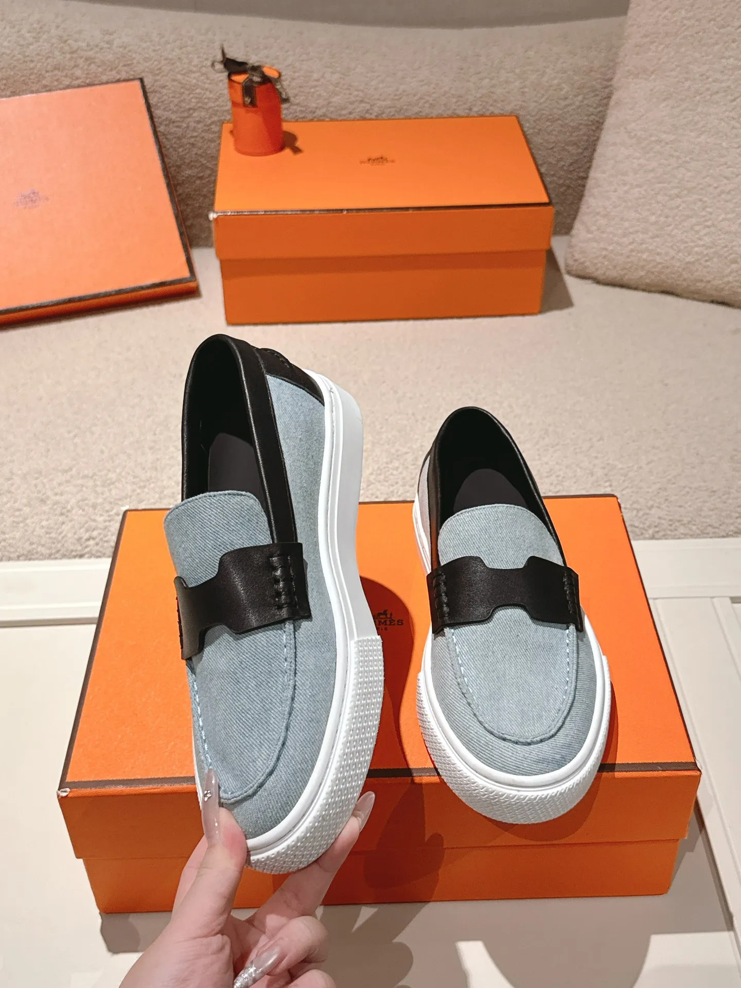 Men's men's shoes P620! Hermes# Thick Sole Couple Loafers These lace-up free sneakers in calfskin and washed denim feature signature "H" details. The design is simple and smooth, creating a fashionable urban look. It is comfortable and versatile. H family classics are not outdated, and the delivery counter is beautifully packaged🛍📦 Fabric: Original customized washed denim/first-layer cowhide Lining: Imported soft sheepskin Sole: Original open-molded anti-slip TPU material Size: 35-45